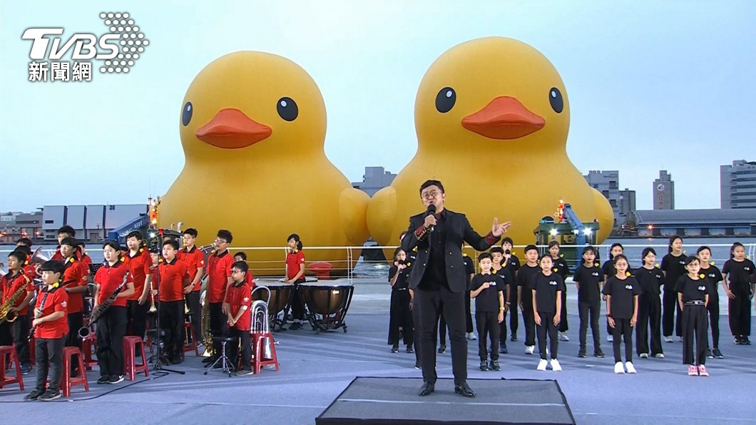 Kaohsiung bids adieu to giant rubber ducks (TVBS News) Kaohsiung bids adieu to giant rubber ducks