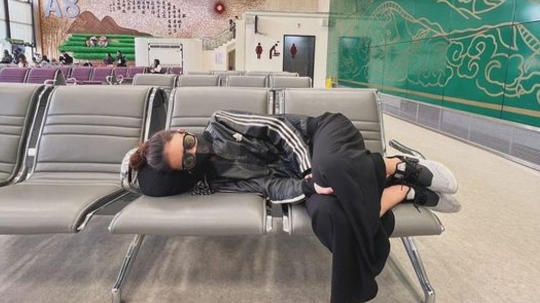 鍾瑶赴海外拍攝潛水卻因宿醉在機場體力不支躺下。（圖／翻攝自臉書＠鍾瑶）