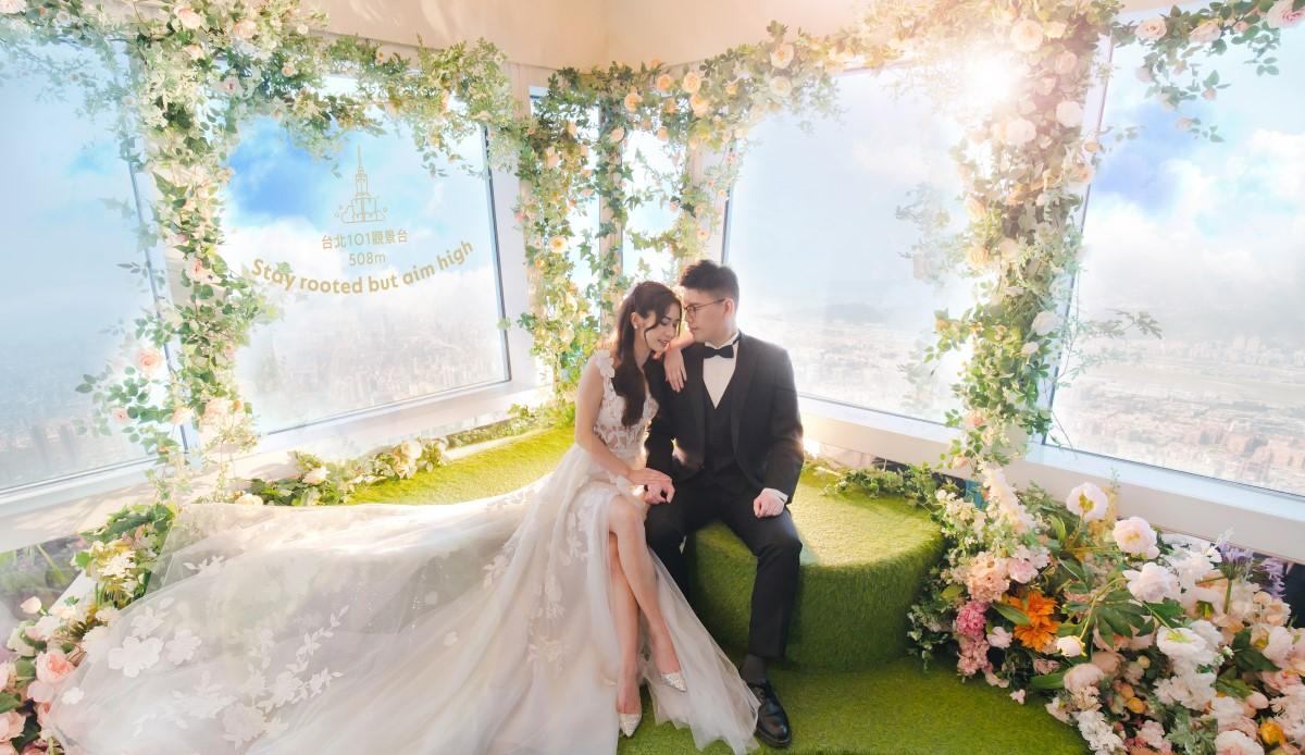 新人在508公尺高的「秘境花園觀景台」拍攝婚紗照。(圖/LinLi Boutique提供)