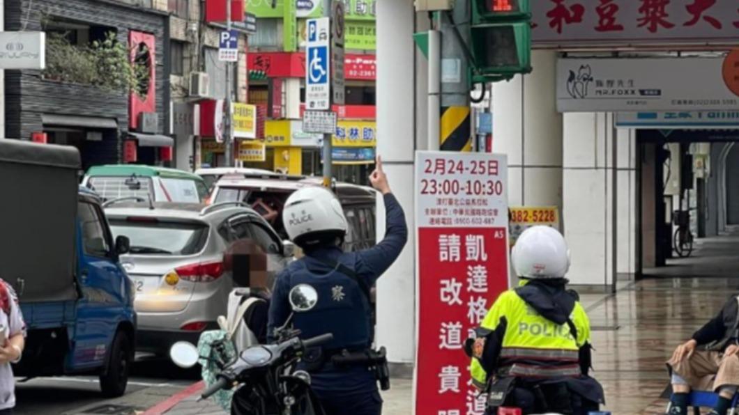 網友目睹闖紅燈婦人被警察開罰、直呼大快人心。（圖／翻攝自@爆廢公社　臉書）