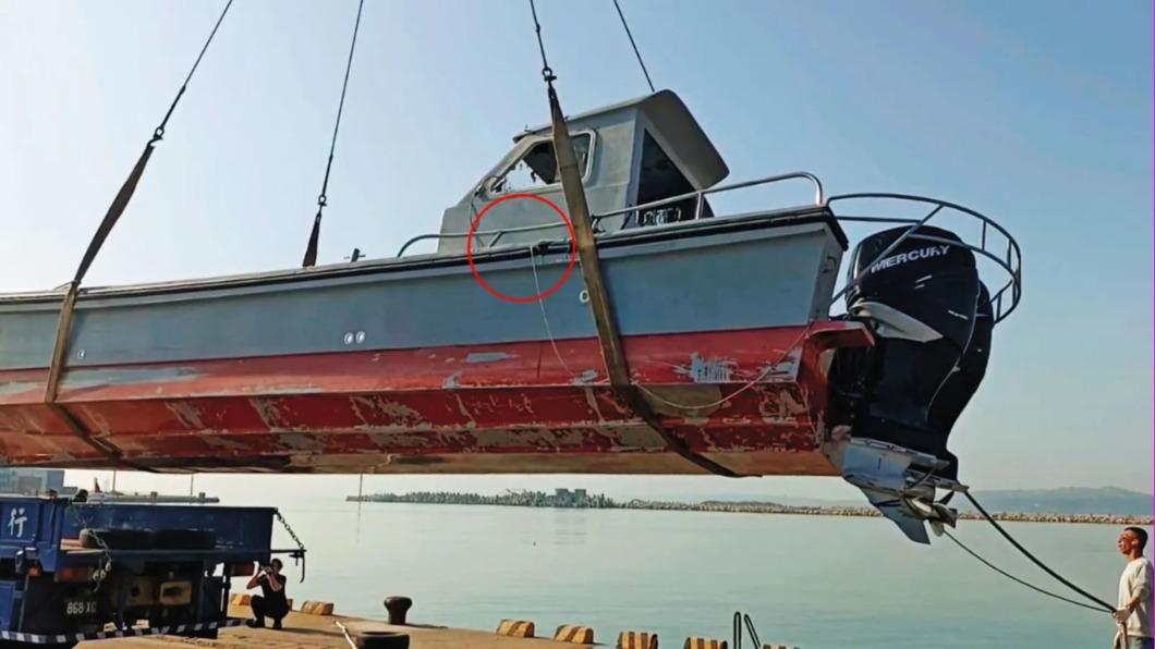 中國快艇翻船造成2死2傷，檢方吊起船體檢查，發現左後舷處有明顯凹痕，全案朝過失致死罪方向偵辦。（圖／鏡新聞提供）