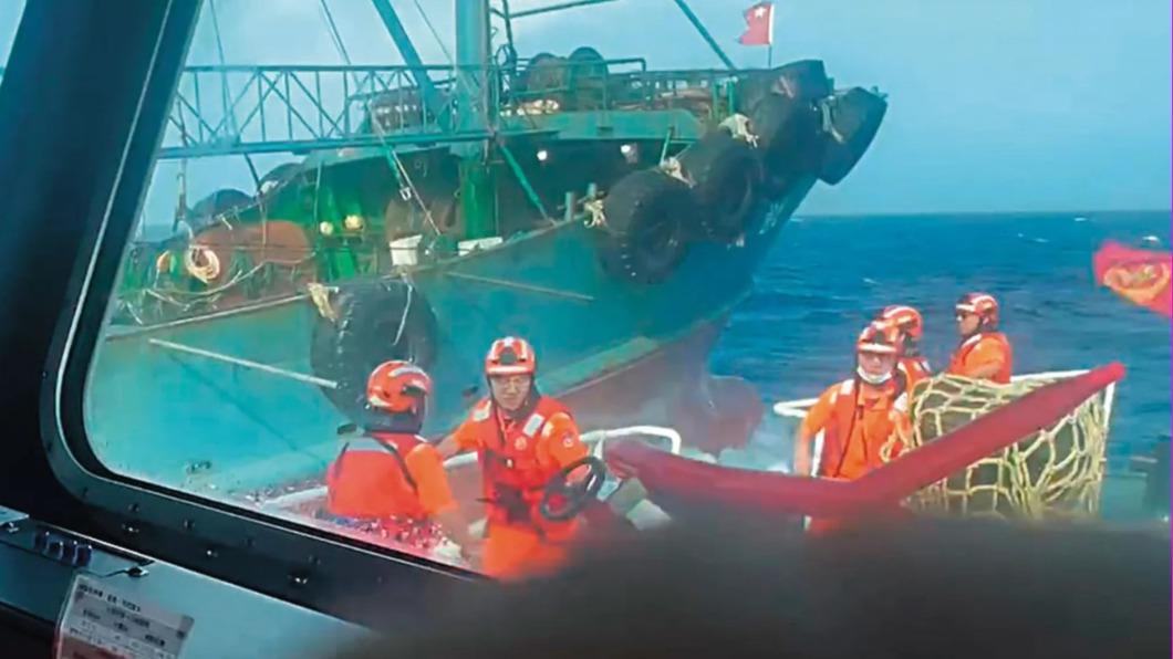 中國漁船常越界捕魚，海巡人員除面對海象不佳，對方更在船體裝類似刺蝟的鐵棍拒檢。（圖／非本次事件照，海巡署提供）