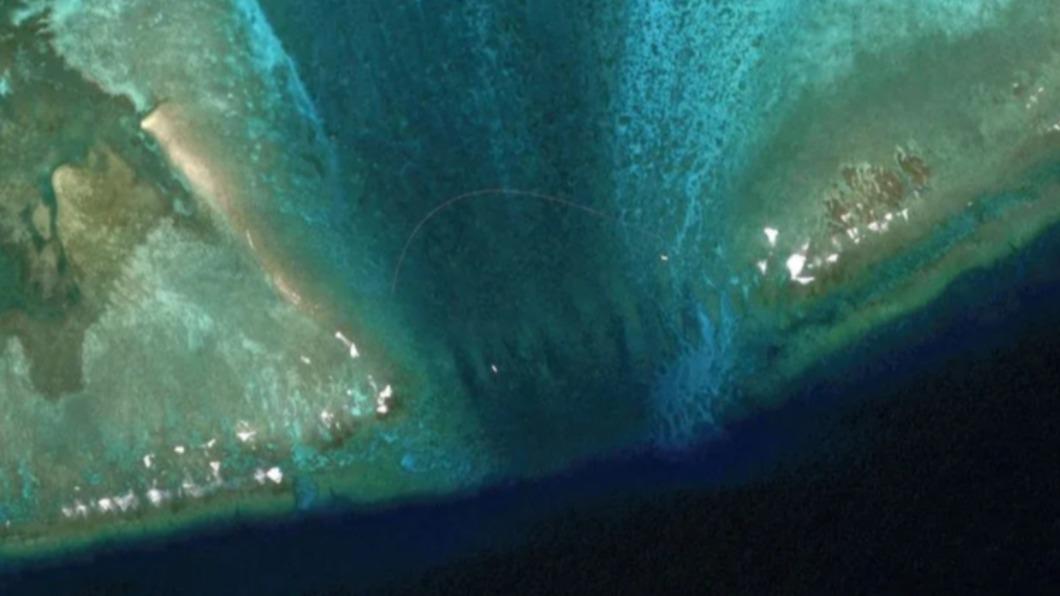 衛星影像顯示，南海衝突熱點黃岩島（Scarborough Shoal）的入口出現新的「浮動屏障」。（圖／翻攝Maxar）