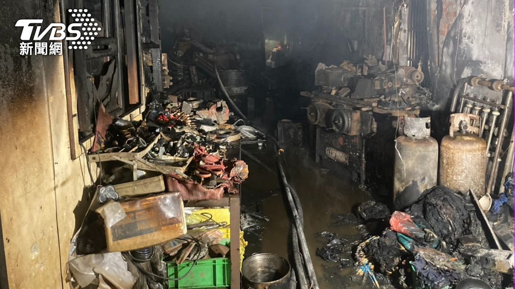 機械零件加工廠全面燃燒。（圖/TVBS）