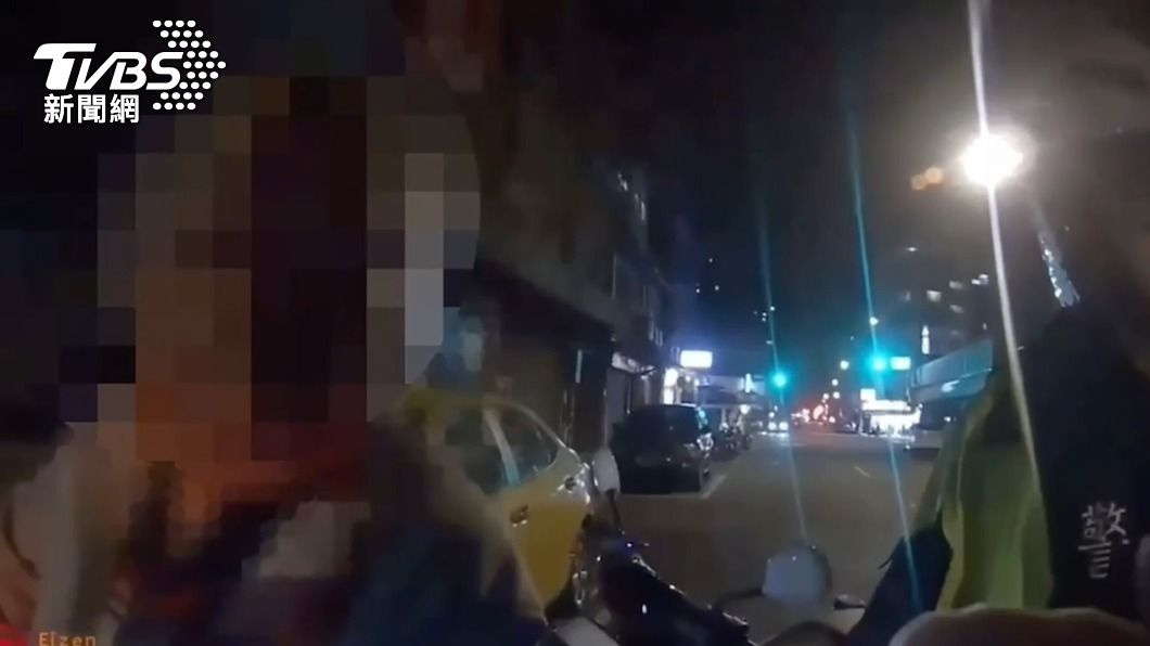 張姓老翁涉嫌酒後騎乘腳踏車，警方將他攔下盤查。（圖／TVBS）