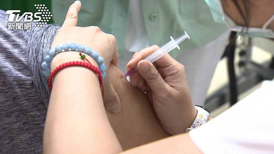 即日起至5月31日，台北市65歲以上長者接種新冠XBB疫苗除免掛號費，加碼送100元商品券。(圖／TVBS)