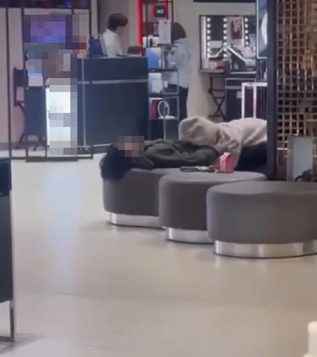 男子一臉舒服到癱軟在沙發上。（圖／翻攝自爆廢公社）