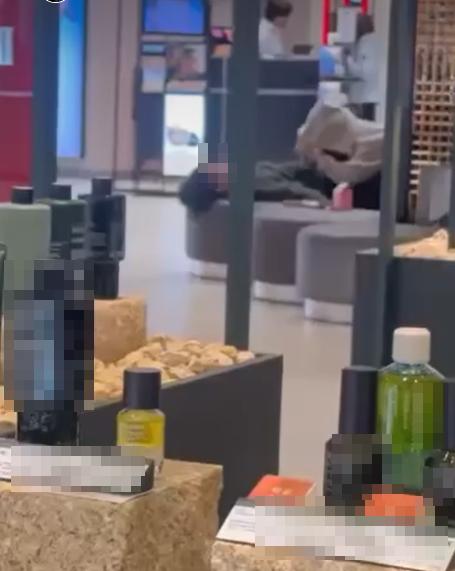 女子偶爾會抬頭調整吹奏位置。（圖／翻攝自爆廢公社）