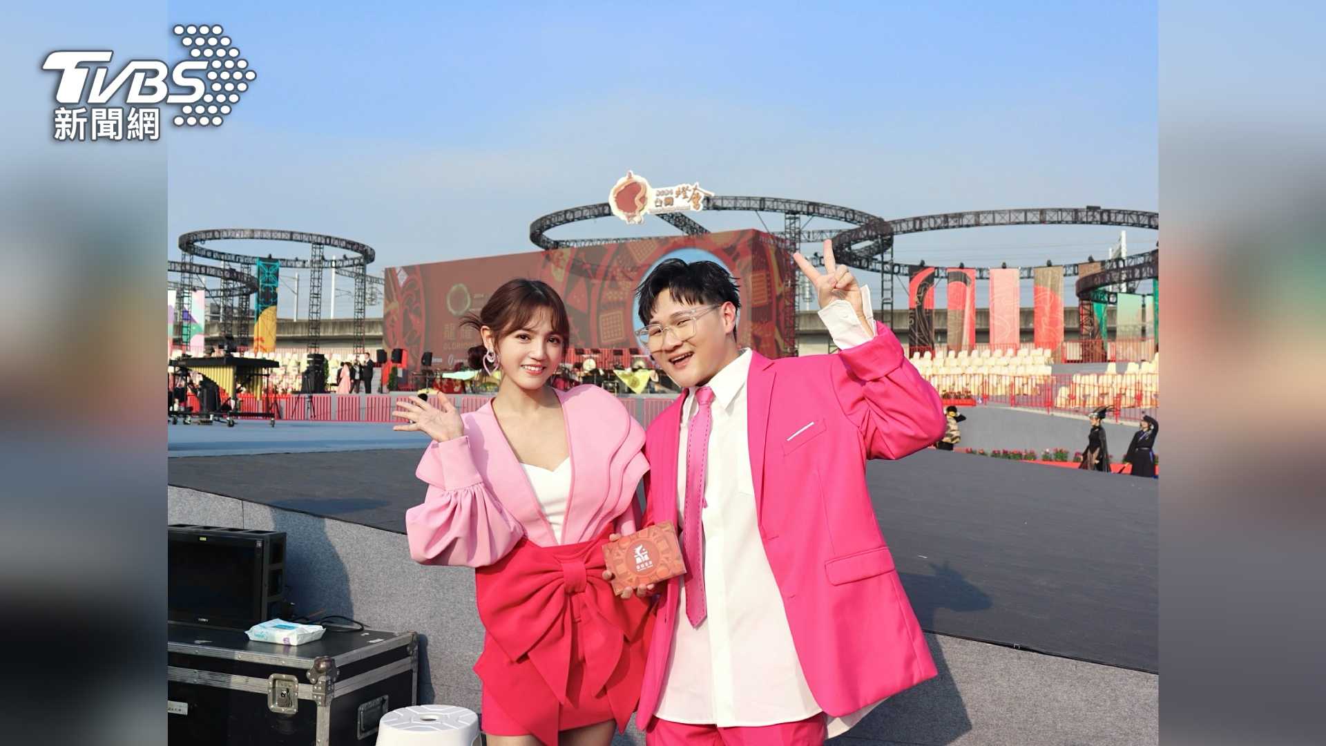 台南燈會開幕典禮於上周六(24)舉辦，邀請TVBS星藝象藝人Dora謝雨芝、「IT BOYZ」成員鄭豐毅，共同擔任第二現場主持人。(圖/TVBS)