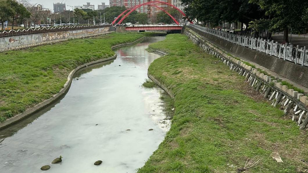 豆子埔溪近日出現白色汙水。（圖／翻攝自新竹爆料公社臉書）