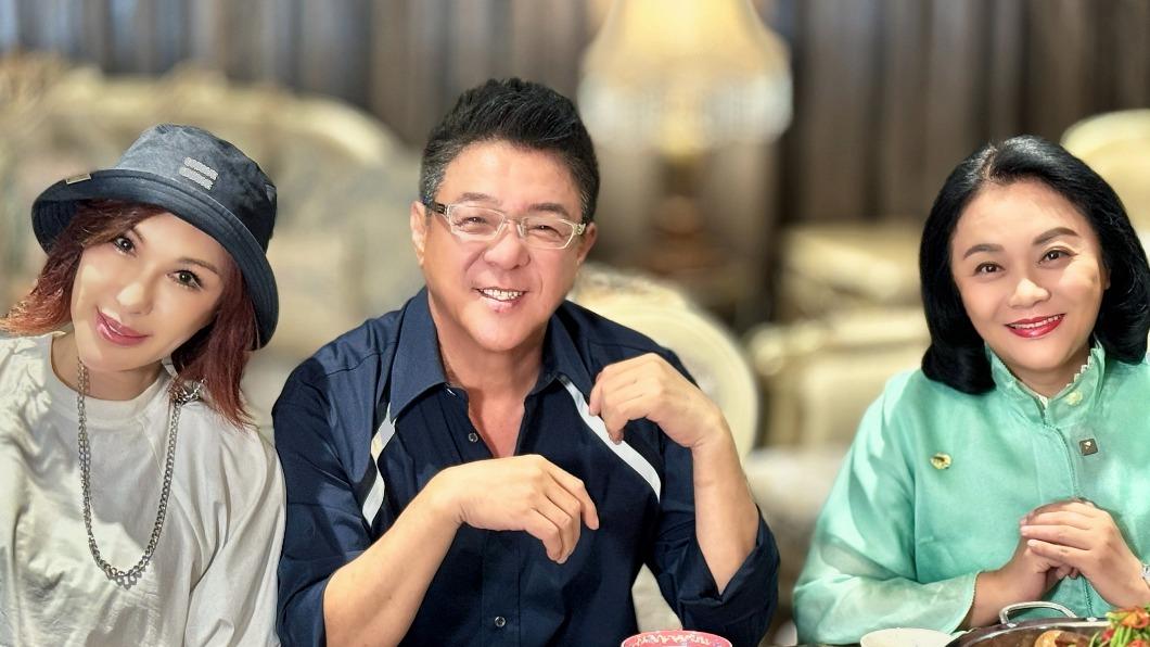 姜育恆（中）帶利菁去吃私廚。（圖／三立提供）