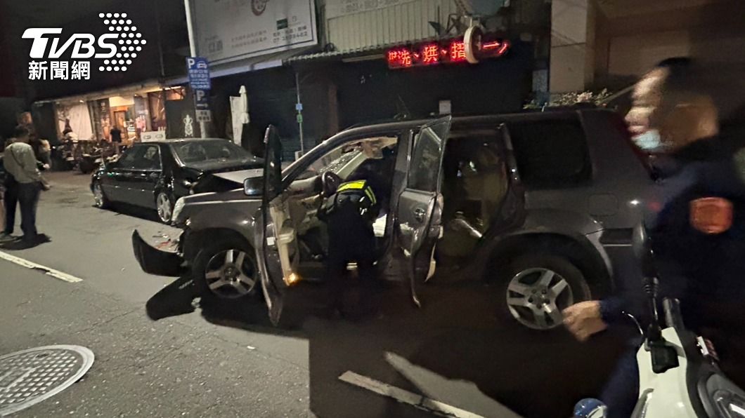 尤男因拒檢逃逸，最後自撞路邊車輛遭到警方逮捕，還慘吞超過4萬元的違規罰單。（圖／TVBS）