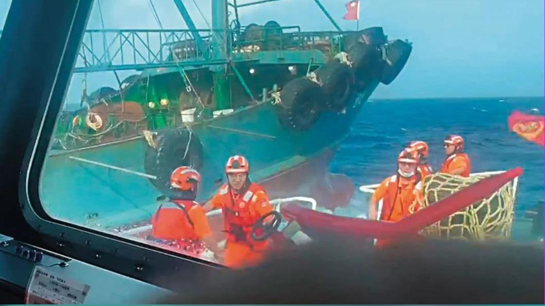 中國漁船常越界捕魚，海巡人員除面對海象不佳，對方更在船體裝類似刺蝟的鐵棍拒檢。（圖／非本次事件照，海巡署提供）