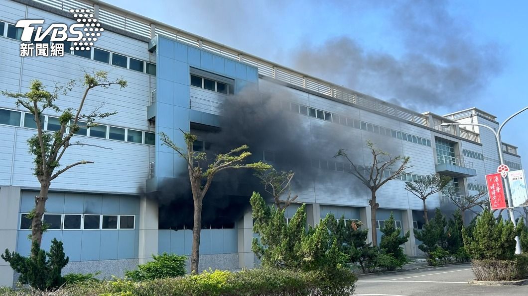 「康那香」台南不織布廠房起火　黑煙狂竄急疏散員工