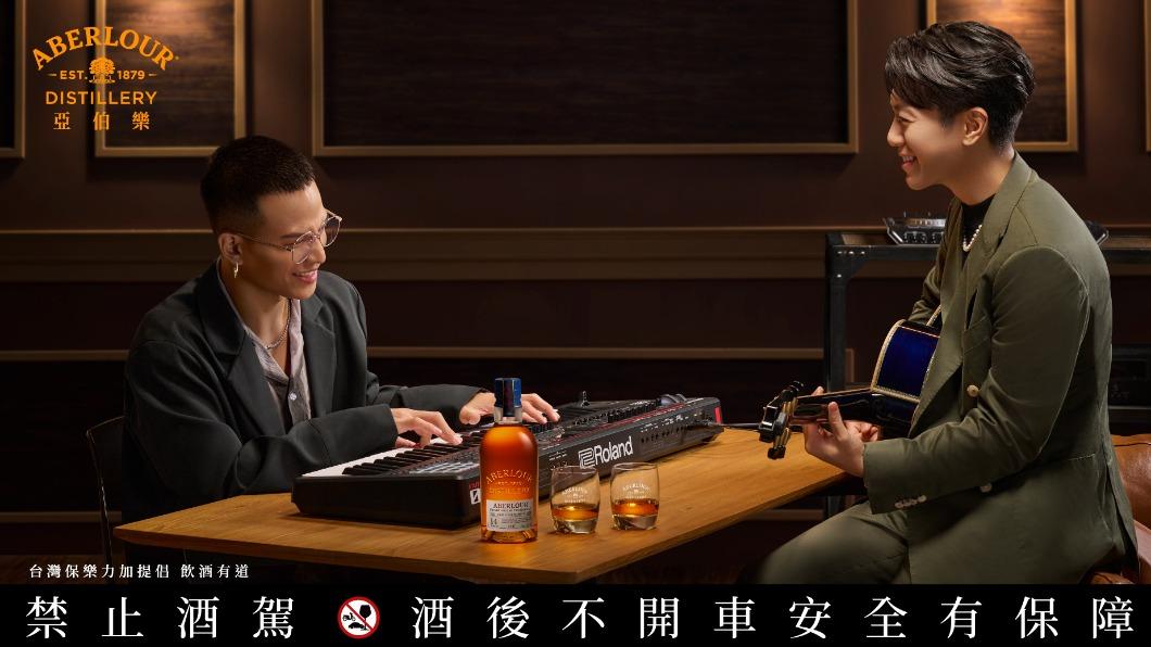 韋禮安（右）和茄子蛋主唱阿斌攜手演繹形象影片，更各自演奏擅長的樂器。（圖／亞伯樂提供）