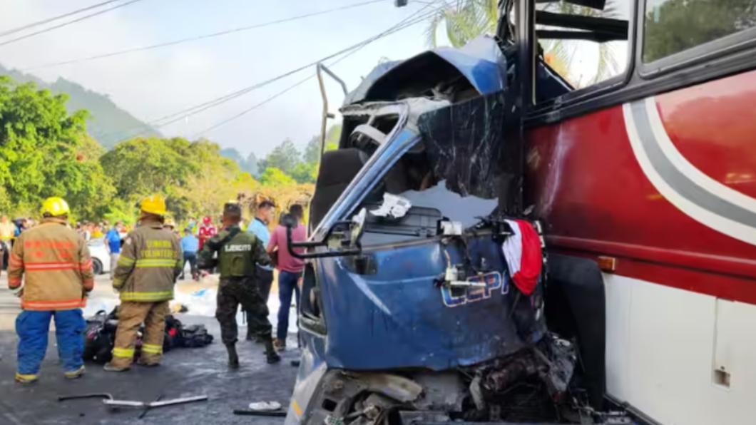 宏都拉斯巴士對撞，導致至少17人死亡。（圖／翻攝自X@AL24Francais）