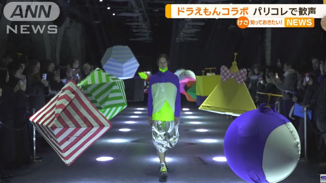 模特兒走伸展台時，以哆啦A夢為設計理念的球型襯衫靠著竹蜻蜓在半空中漂浮。（圖／翻攝自ANNnewsCH YT頻道）