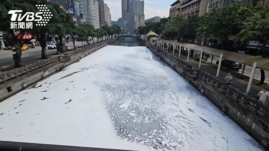 田寮河出現大量泡沫。（圖／TVBS）
