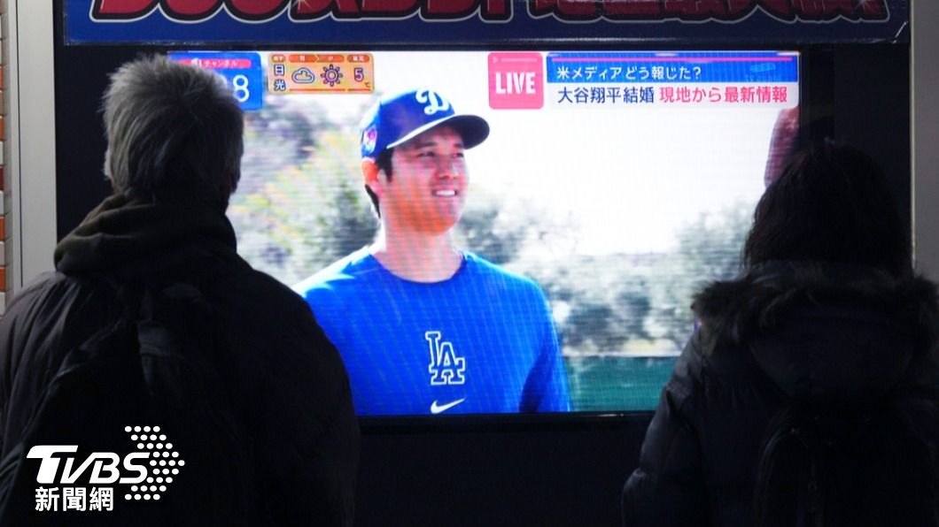東京民眾在街上電視牆關注大谷翔平婚訊。（圖／達志影像美聯社）