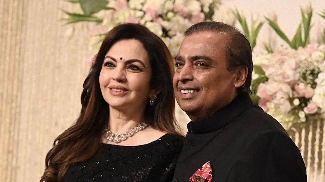 亞洲首富、印度企業家安巴尼（圖右）與妻子。（圖／翻攝自X@bosunatiklama）