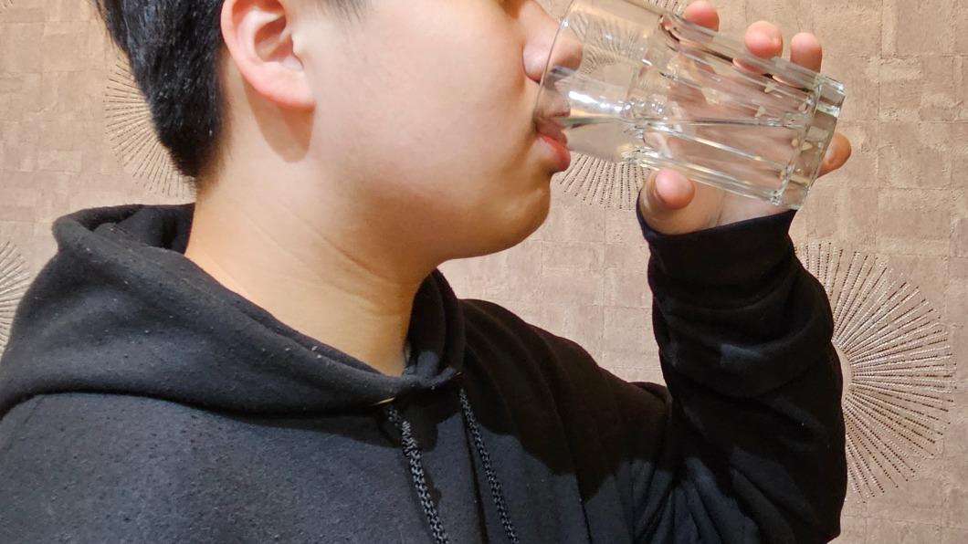 國三生喝大量的水，導致急性水中毒。（示意圖／醫院提供）
