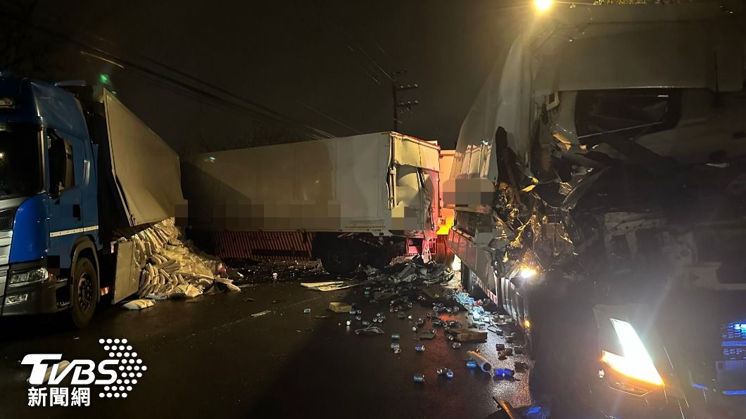 桃園市楊梅區幼獅路二段今（1）日凌晨發生兩輛貨櫃車碰撞事故。（圖／TVBS）