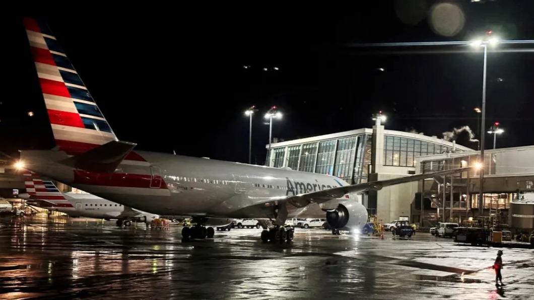 美國航空有架班機因為駕駛艙的擋風玻璃破裂而被迫返航。（圖／翻攝自New York Post）
