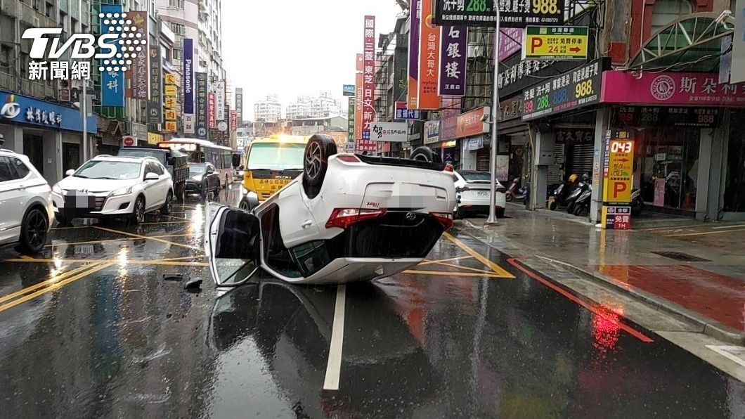 出租車擦撞後失控翻覆。（圖／TVBS）