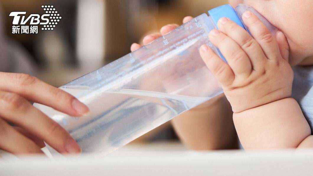 2個月大的女嬰被阿嬤偷餵白開水險死。（示意圖／Shutterstock達志影像）