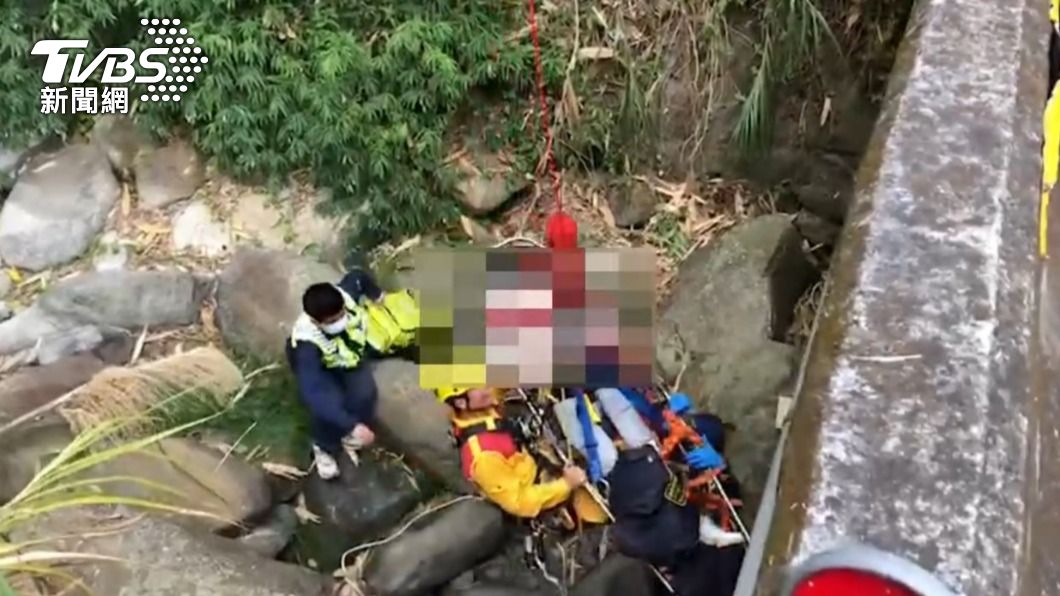 2名17歲少女機車雙載不明原因跌落6公尺深山谷。（圖／TVBS）