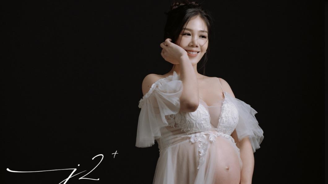 楊晨熙孕婦寫真相當圍美。（圖／J2plus婚紗攝影）