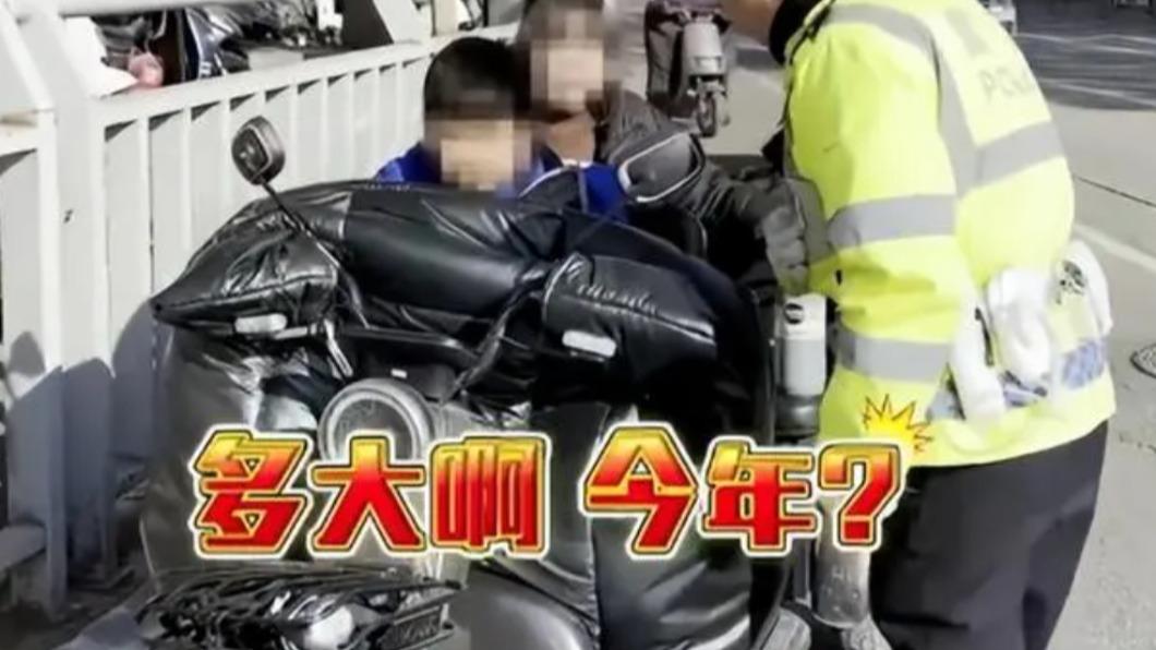 中國大陸一名10歲的男童竟然載著12歲的姊姊騎著電動三輪車在路上行駛。（圖／翻攝自微博）