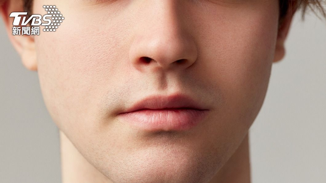 嘴唇長黑點為黑斑息肉症群外顯症狀。（示意圖，非當事人／shutterstock達志影像）
