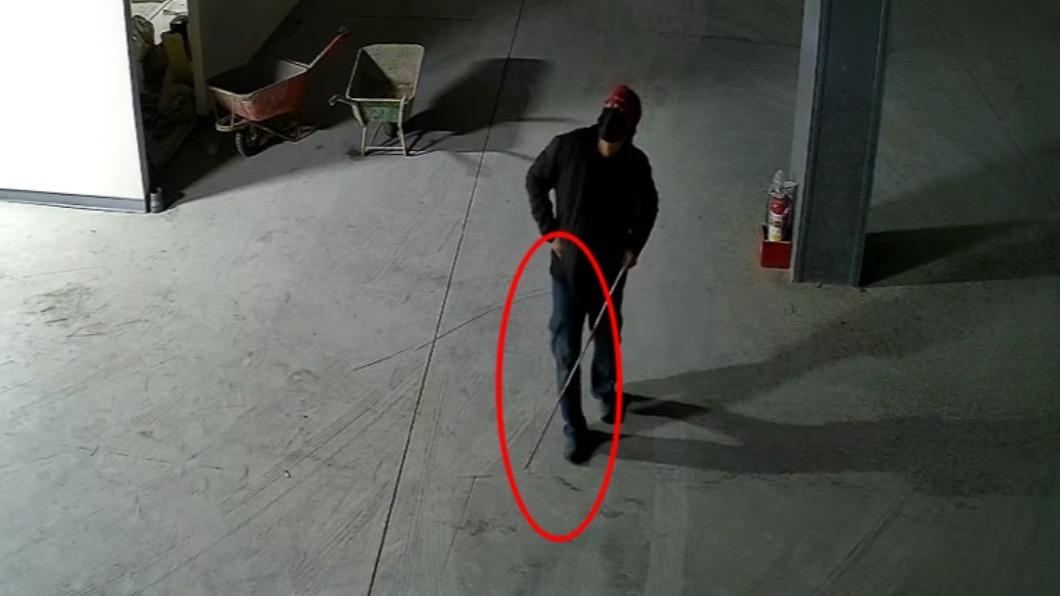 狡猾的竊賊，在行竊前，還特地拿了根鐵棍，刻意將監視器鏡頭轉移拍攝方向。（圖／瑞芳分局提供）