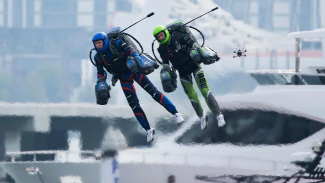 全球首屆「火箭人比賽」（Jet Suit Race）杜拜登場。（圖／翻攝自《CNN》）