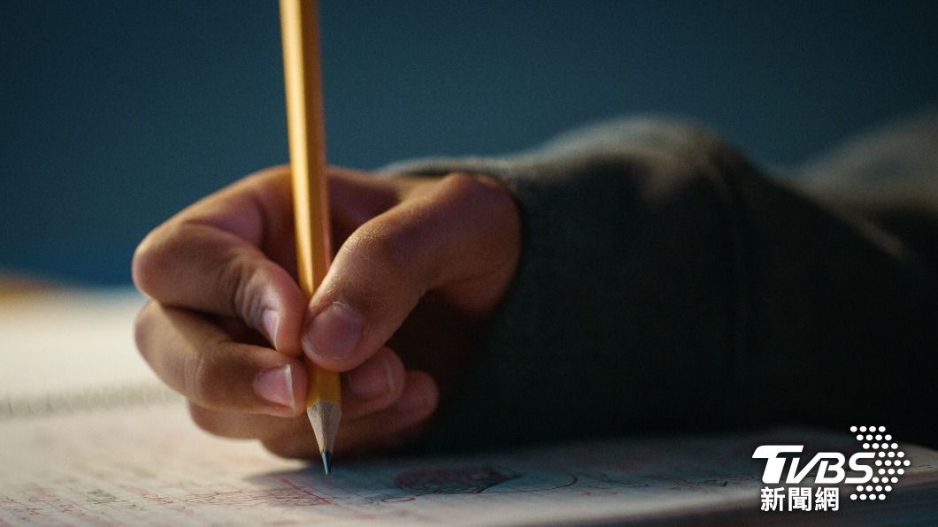 低年級學童在學寫字時，老師通常會建議使用「鉛筆」。（示意圖／shutterestock達志影像）