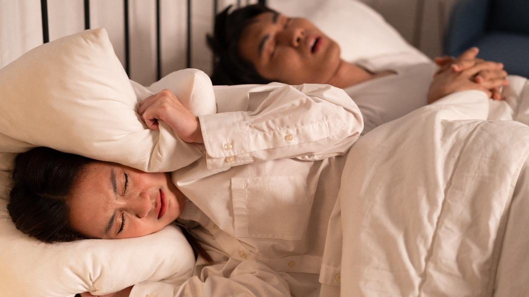 睡眠呼吸中止症者睡覺時上呼吸道會塌陷，很重要的表徵是打呼特別大聲。（圖／學會提供)