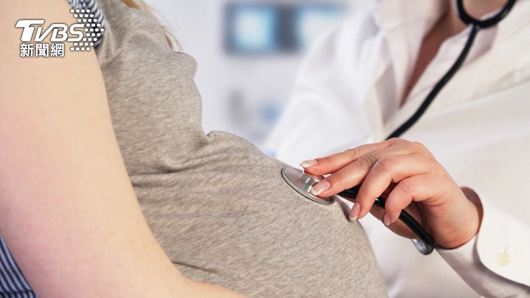 孕婦過高的血糖會通過胎盤而影響到胎兒，可能會造成胎兒過大、肩難產、新生兒低血糖。（示意圖／shutterstock達志影像）