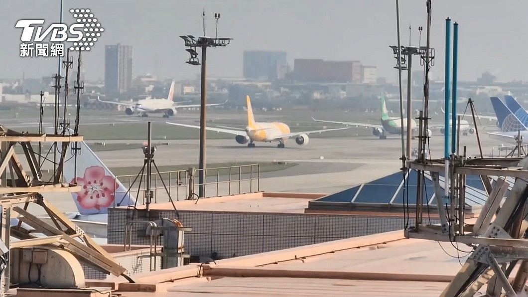 桃園機場3月3日維修南跑道導致班機大延誤。（圖／TVBS）