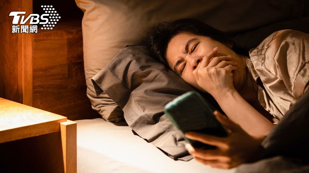 在沒有外部原因下逼迫自己熬夜晚睡，科學家稱為「報復性睡前拖延症」。（示意圖，非當事人／shutterstock達志影像）