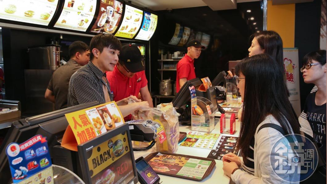 知名速食連鎖店「麥當勞」這週推出「5大優惠券」。（圖／鏡週刊）