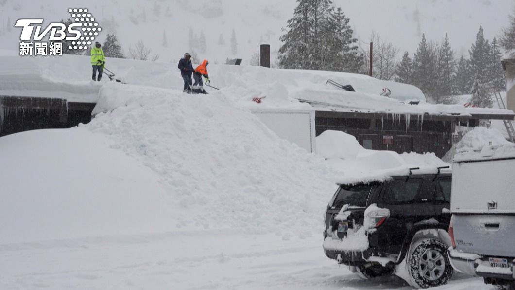 加州北部與內華達州近日遭遇暴風雪侵襲，部份區域甚至出現2公尺積雪。（圖／達志影像美聯社）