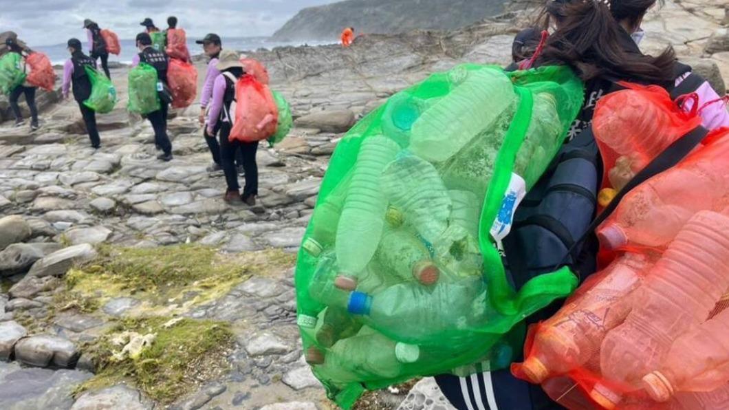 Pingtung’s cleanup: over 3K bottles removed from coasts (Courtesy of Pingtung’s Environmental Protec Pingtung’s cleanup: over 3K bottles removed from coasts