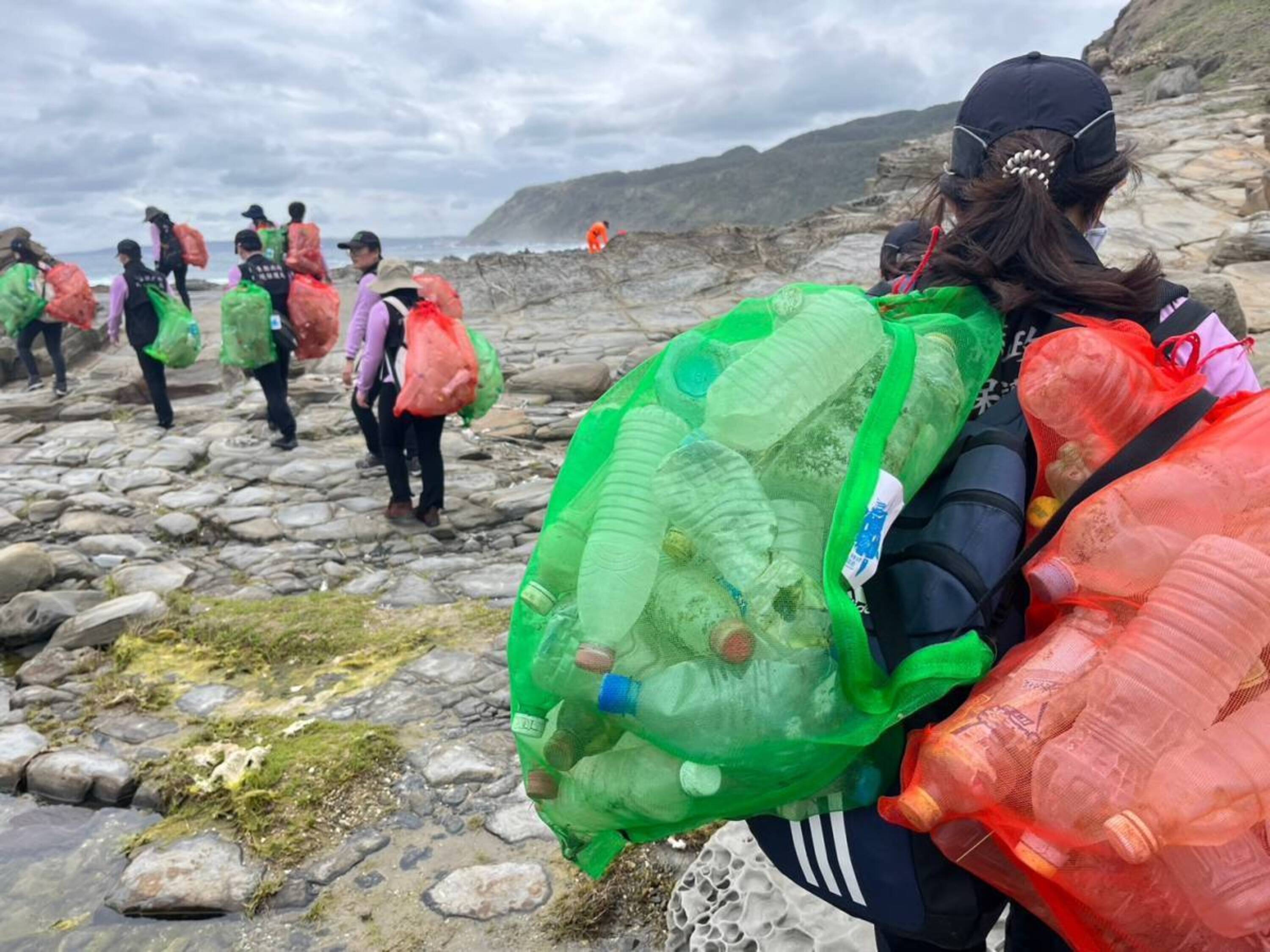 屏東縣環保局帶隊進行海岸淨灘。（圖／中央社）