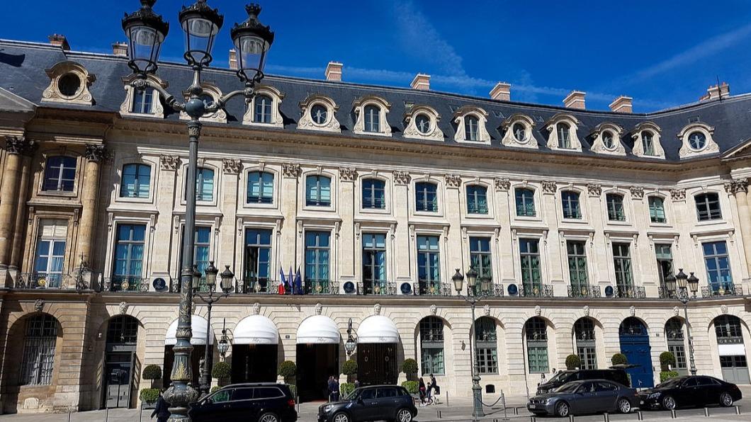 法國巴黎的五星級飯店「麗思飯店」驚傳性侵事件。（圖／翻攝自X@MailOnline）
