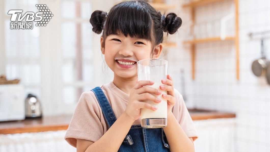 兒童最適合的飲料就是水和純牛奶。（示意圖／shutterstock達志影像）