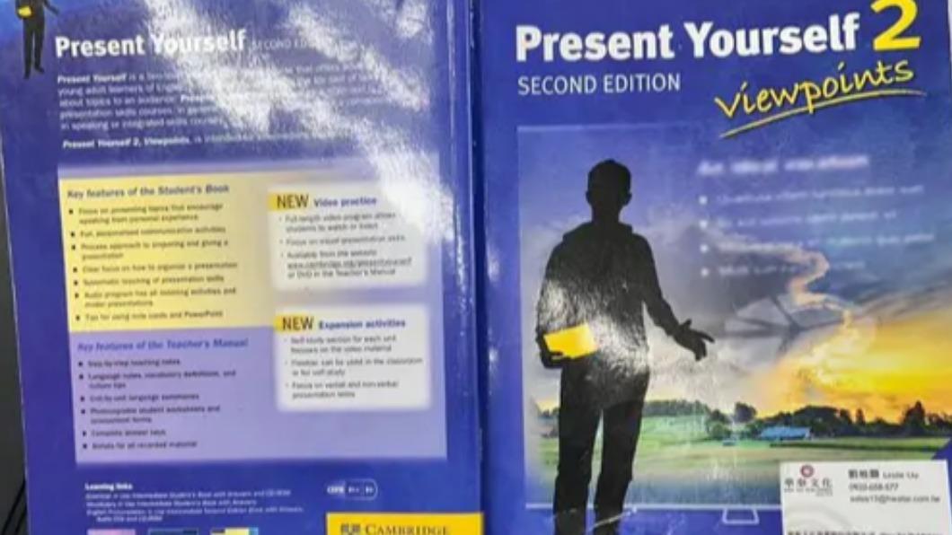 一名大學生近期上網買了二手書，不料竟被老師威脅「不買新書就扣分」。（圖／翻攝自Dcard）
