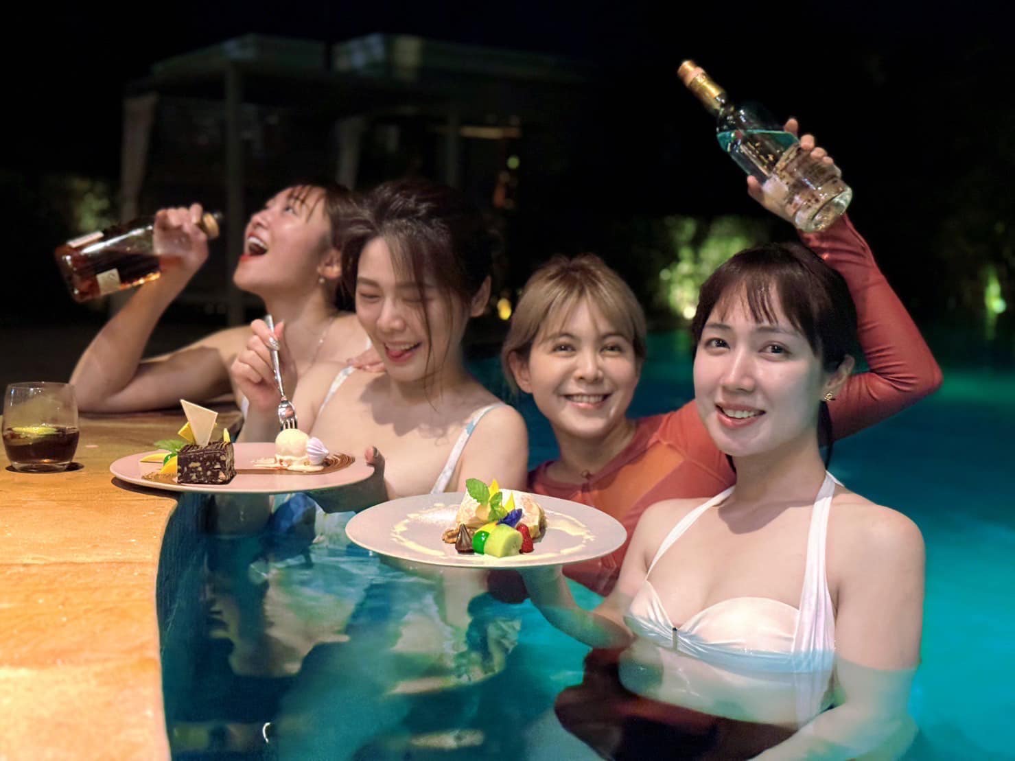 張文綺與3位女神好友到柬埔寨旅遊，曬出泳池照。（圖／翻攝自張文綺臉書）