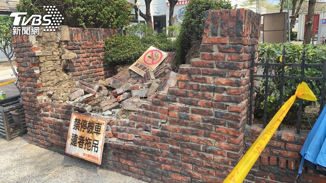 台南一名七旬男子疑似因頭暈踩錯油門，撞塌成大醫院外的圍牆。（圖／TVBS）