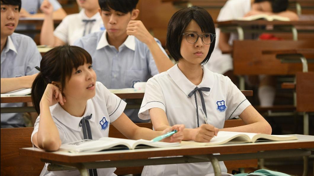 鍾雪瑩（右）在片中飾演主角羅穎詩。（圖／華映提供）